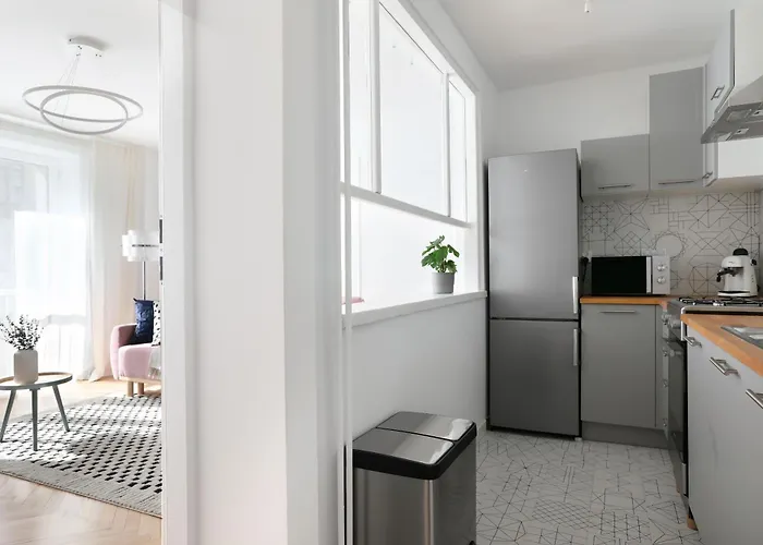 Beautiful & Cozy Next To Main Market *