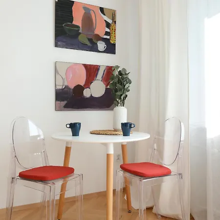 Beautiful & Cozy Next To Main Market Apartment