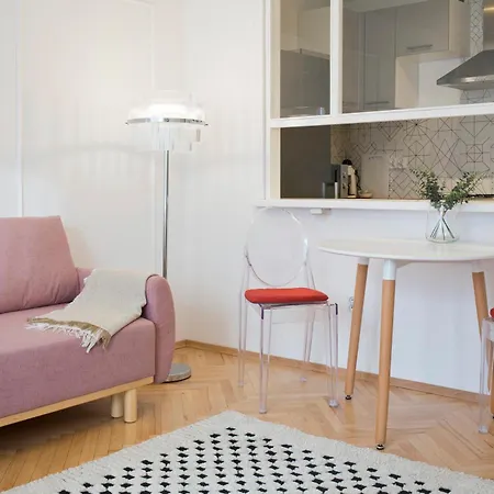 Beautiful & Cozy Next To Main Market